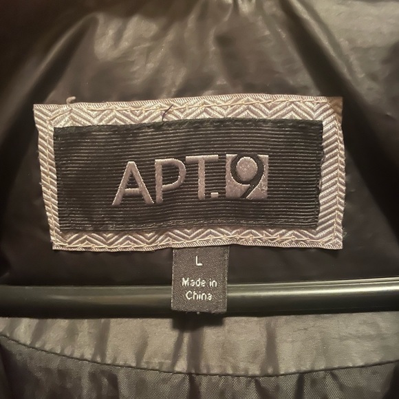 Apt 9 womens black Puffer coat. Has a fair fur lined hat that is removable. - Picture 4 of 4